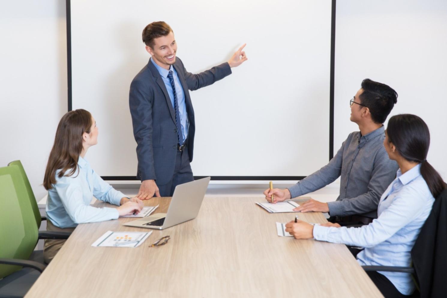 Styliste travaillant sur la personnalisation d'une perruque avec des techniques professionnelles